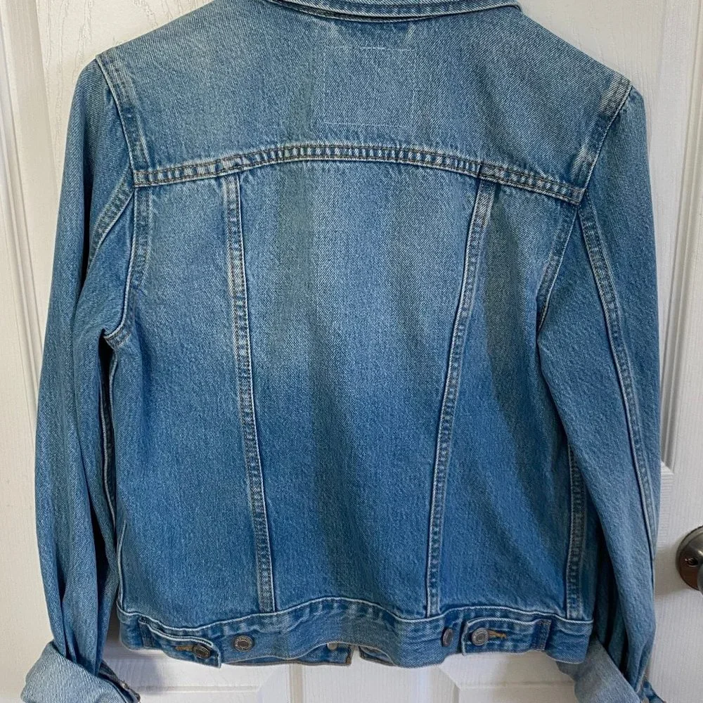 Levi’s Cutout Embroidered Jean Denim Small Mid Wash Button Up Standard Length S - Picture 2 of 4